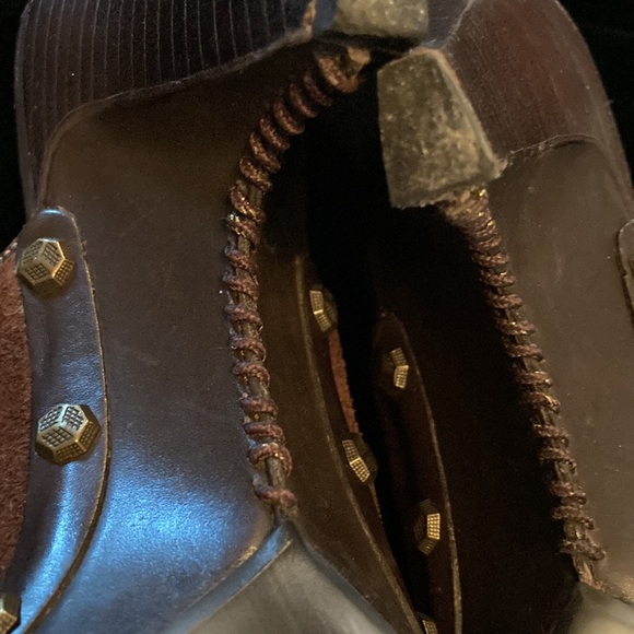 Brown suede clogs with fashionable metal accents. - Picture 6 of 7